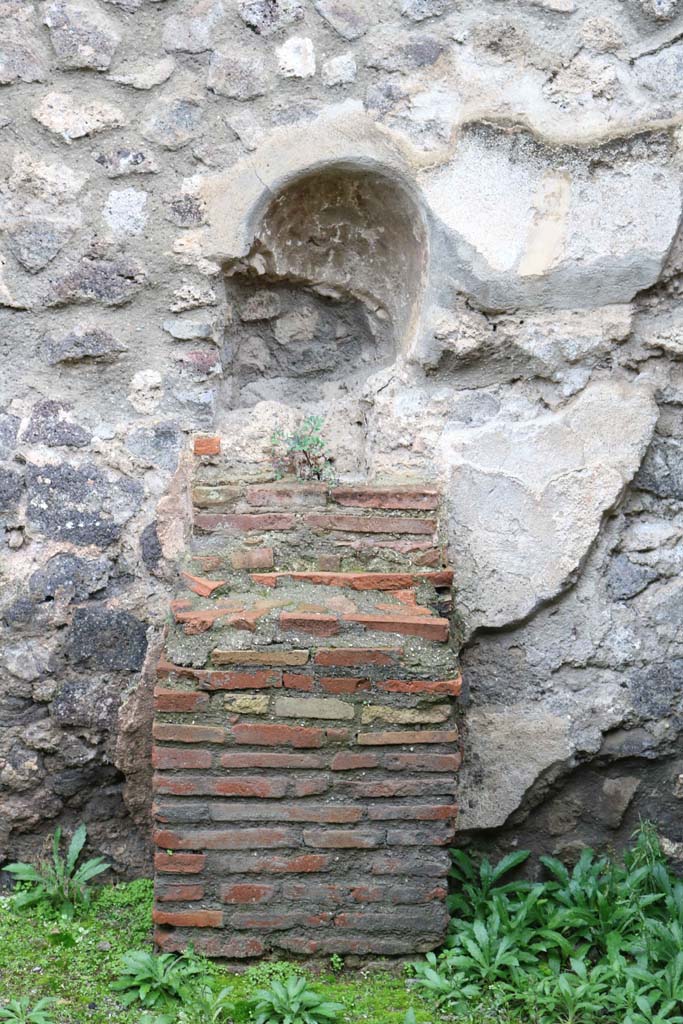 VIII.4.12 Pompeii. December 2018. 
Altar and niche against west wall of kitchen. Photo courtesy of Aude Durand.
