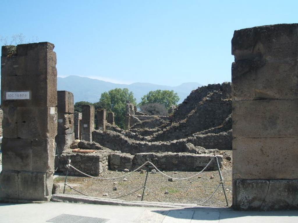 VIII.4.17 Pompeii. May 2005. Entrance on Via dell Abbondanza. Looking south. 