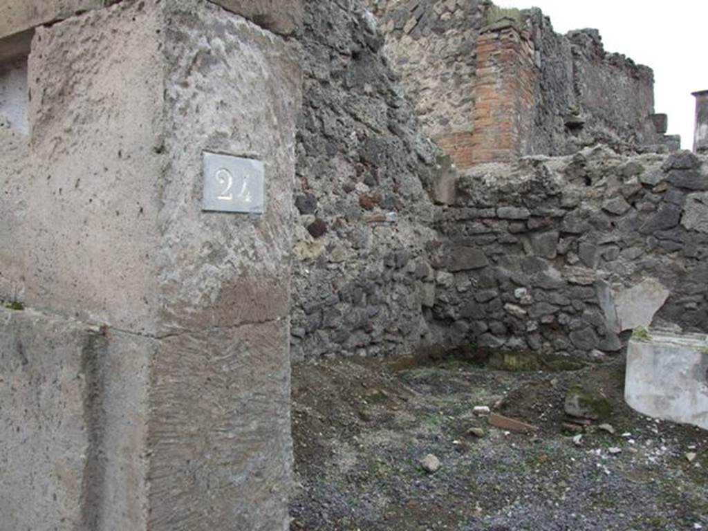 VIII.4.24 Pompeii.  Street altar.  December 2007.  South wall with remains of stone bench on which sat the ministri.