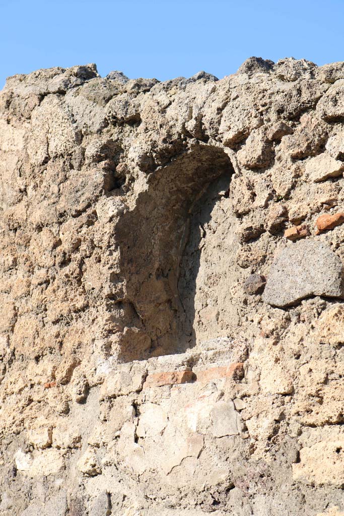 VIII.4.24 Pompeii. December 2018. Detail of niche set into north wall. Photo courtesy of Aude Durand.
