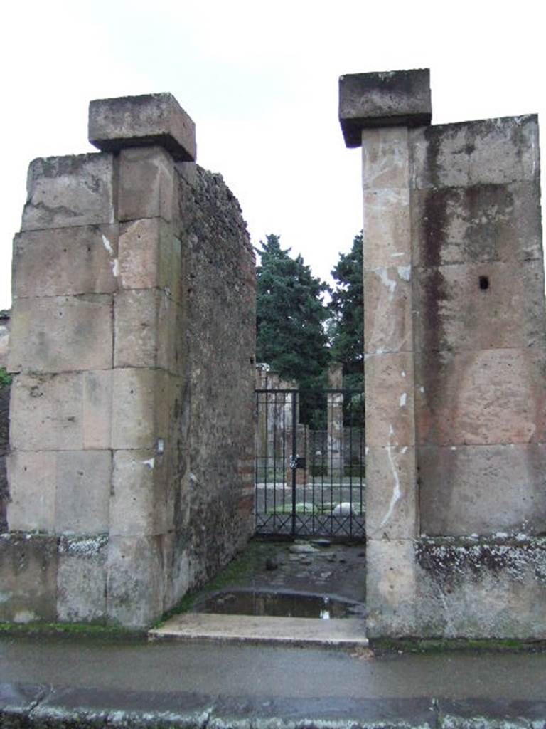 VIII.5.28 Pompeii. December 2004.   Entrance.