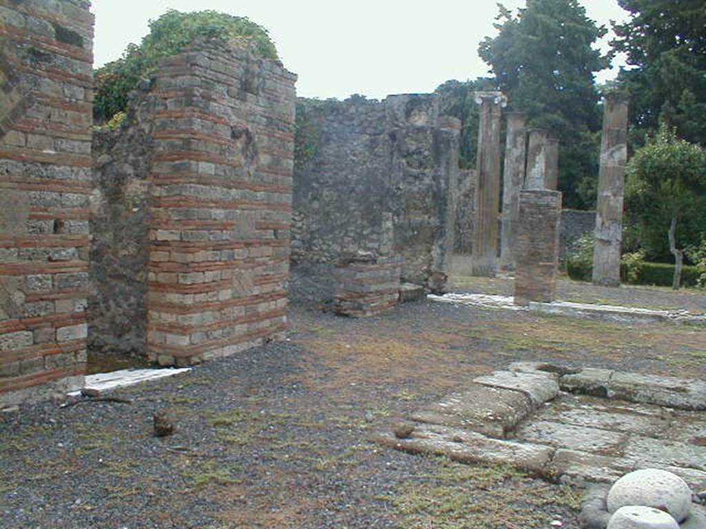 VIII.5.28 Pompeii.  September 2004.  Looking south east across atrium.