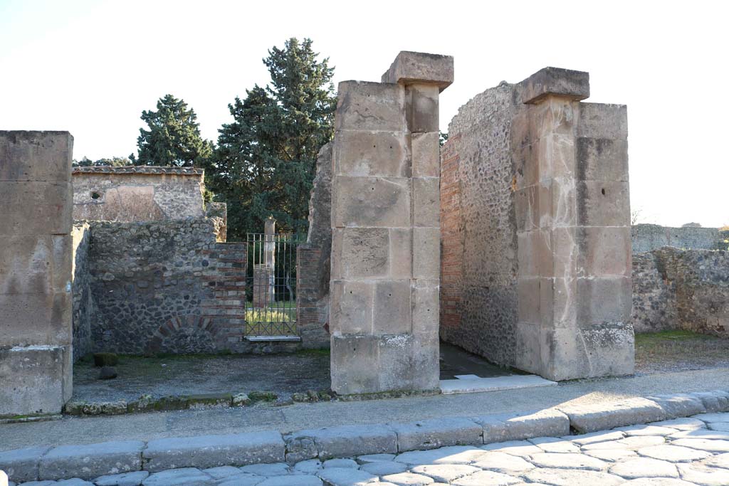 VIII.5.29 Pompeii, on left, and VIII.5.30. December 2018. 
Looking south to entrance doorways on Via dellAbbondanza. Photo courtesy of Aude Durand.

