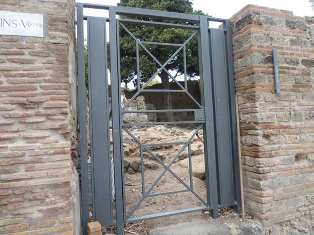 VIII.5.36, Pompeii. September 2015. Entrance doorway in south-west corner, looking west.
