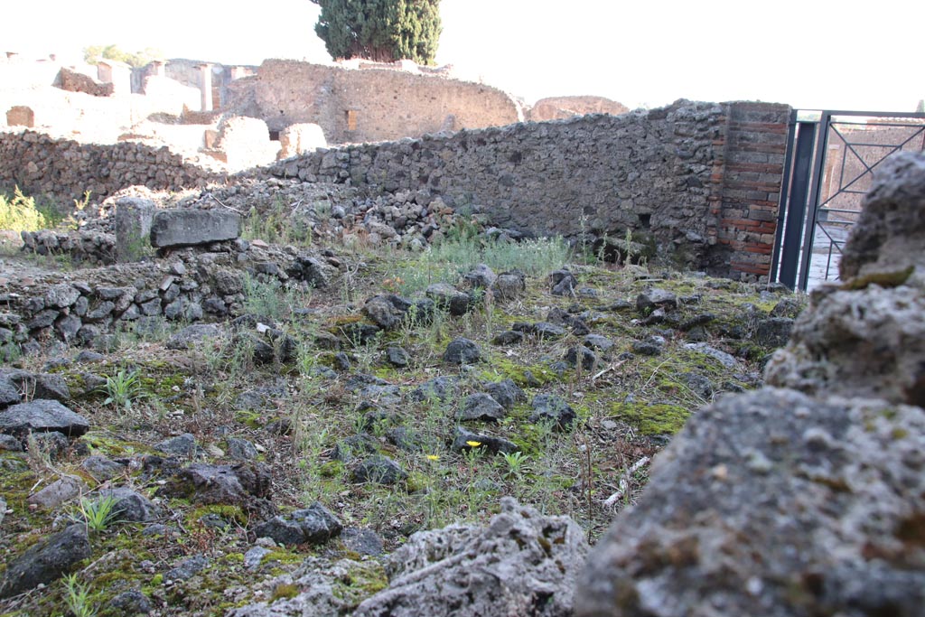 VIII.5.36 Pompeii. October 2022. Looking north-east from Vicolo delle Pareti Rosse. Photo courtesy of Klaus Heese. 