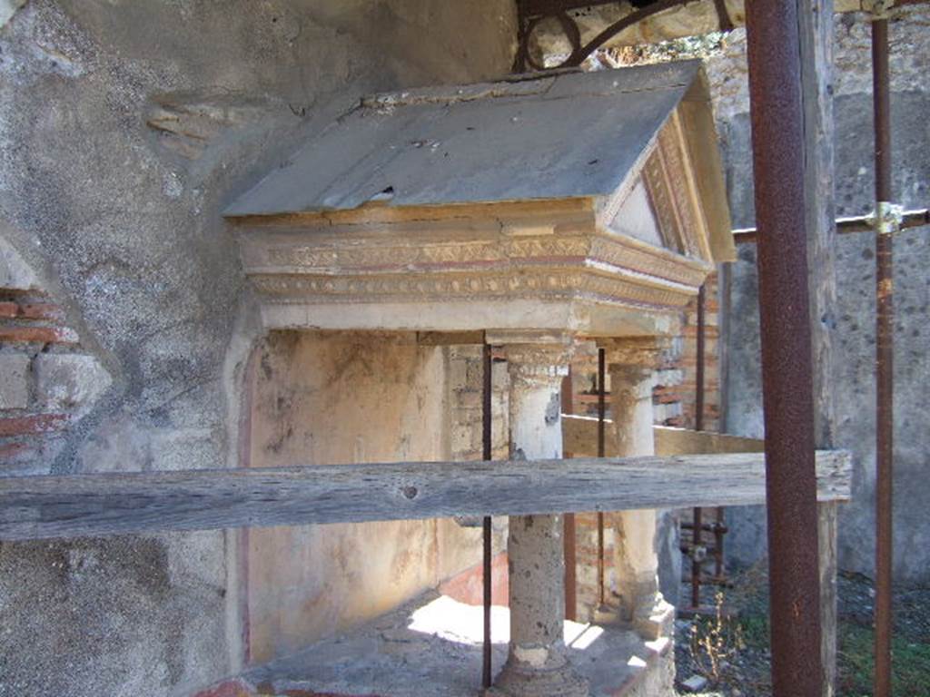 VIII.5.37 Pompeii.  September 2005.  North side of Lararium.