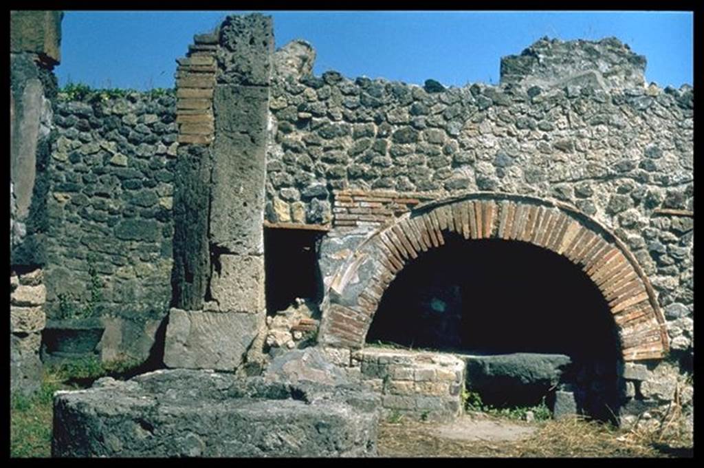 VIII.6.11 Pompeii.  Oven on east side of bakery.  Photographed 1970-79 by Gnther Einhorn, picture courtesy of his son Ralf Einhorn.
