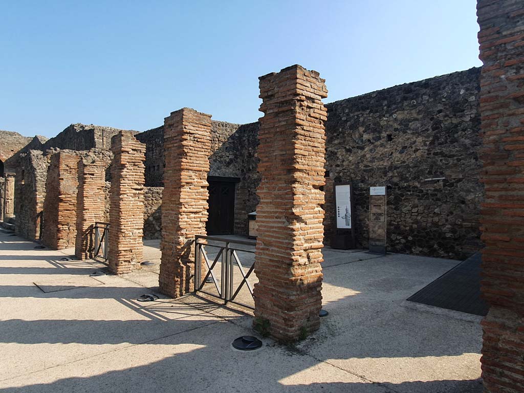 VIII.7.16 Pompeii. September 2005.  Entrance to small room on east side.