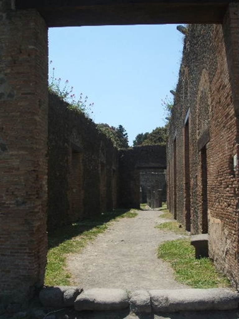 VIII.7.17 Pompeii,. May 2005.  Corridor from entrance.