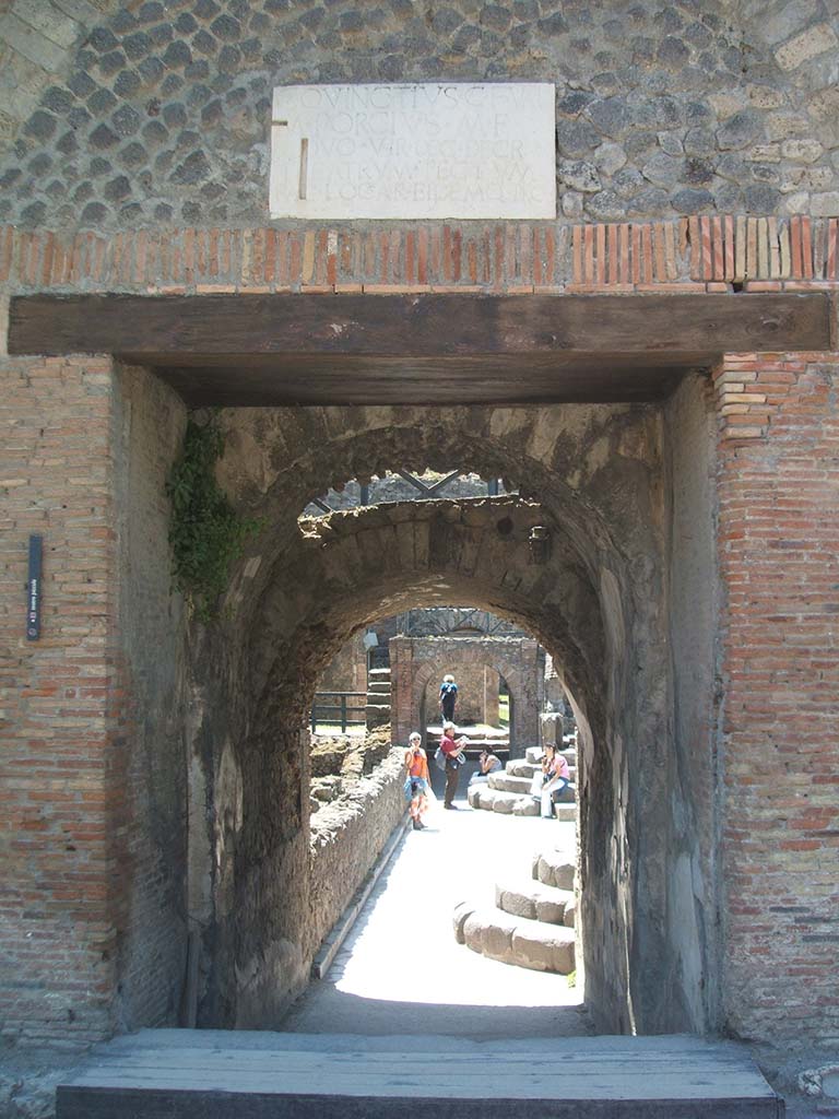 VIII.7.19 Pompeii. May 2005.  Entrance. Looking west with dedication plaque above.