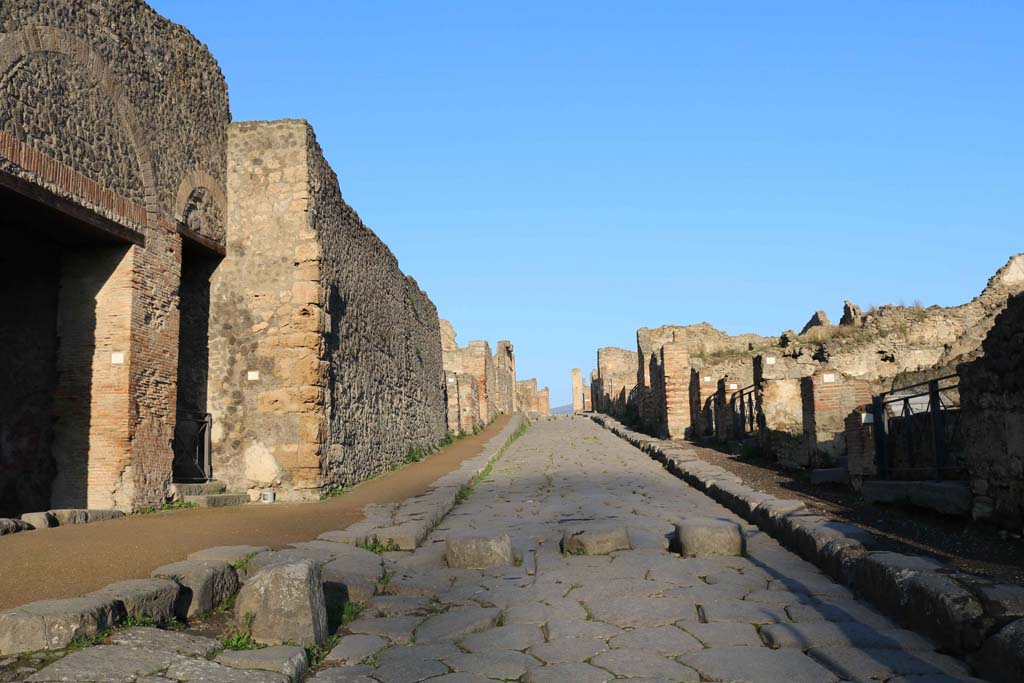 Via Stabiana, Pompeii. December 2018. Looking north from between VIII.7, on left, and I.3, on right. Photo courtesy of Aude Durand.
The entrance doorways at VIII.7.20 and VIII.7.21 are on the left.

