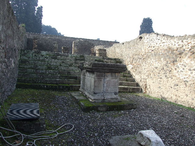 VIII.7.25 Pompeii. August 2021. Altar in courtyard, looking north-west.
Foto Annette Haug, ERC Grant 681269 DÉCOR.

