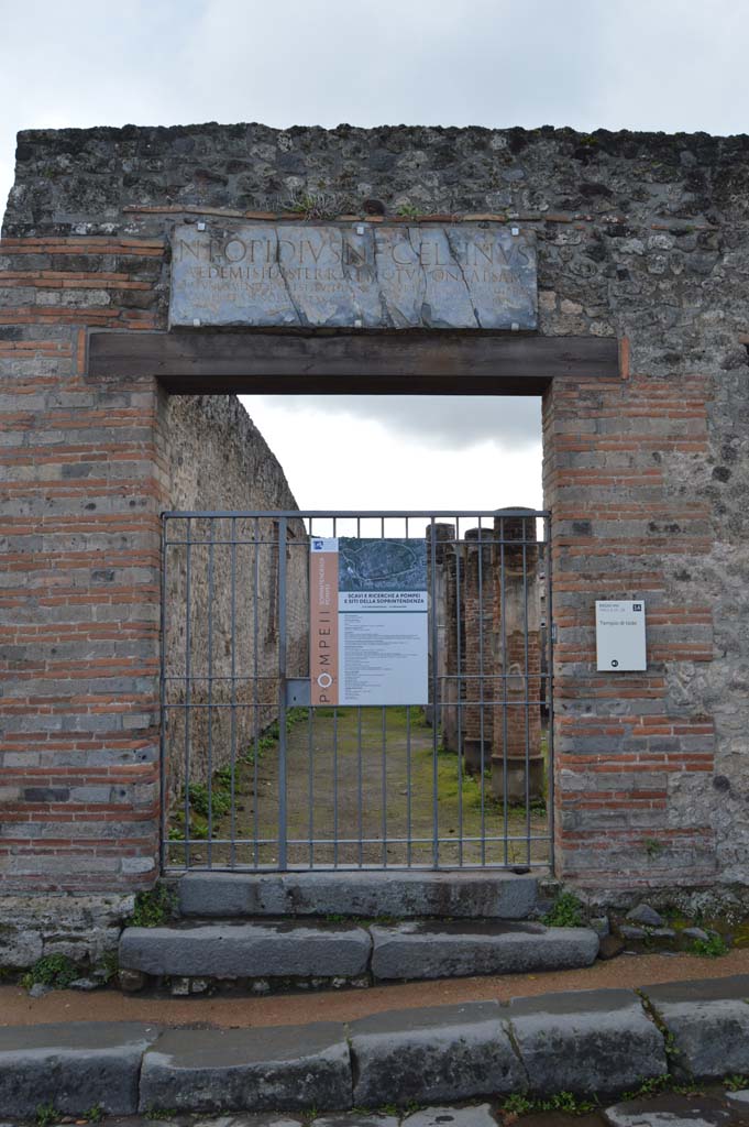 VIII.7.28, Pompeii. March 2018. Looking south to entrance doorway.
Foto Taylor Lauritsen, ERC Grant 681269 DÉCOR.
