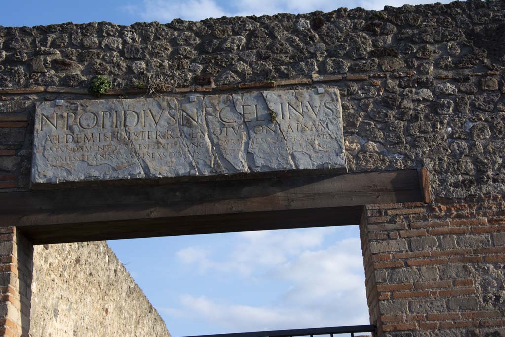 VIII.7.28 Pompeii. March 2019. Inscription to N. Popidius N. F. Celsinus, above entrance doorway.
Foto Annette Haug, ERC Grant 681269 DÉCOR.
