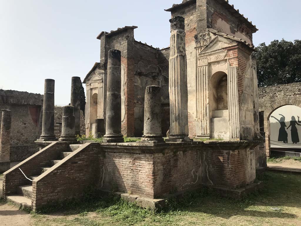 VIII.7.28, Pompeii. April 2019. Looking south-west across temple court from entrance.
Photo courtesy of Rick Bauer.
