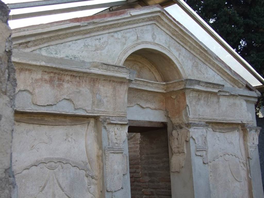 VIII.7.28 Pompeii.  December 2007. Purgatorium.  Detail of stucco around entrance on north side.