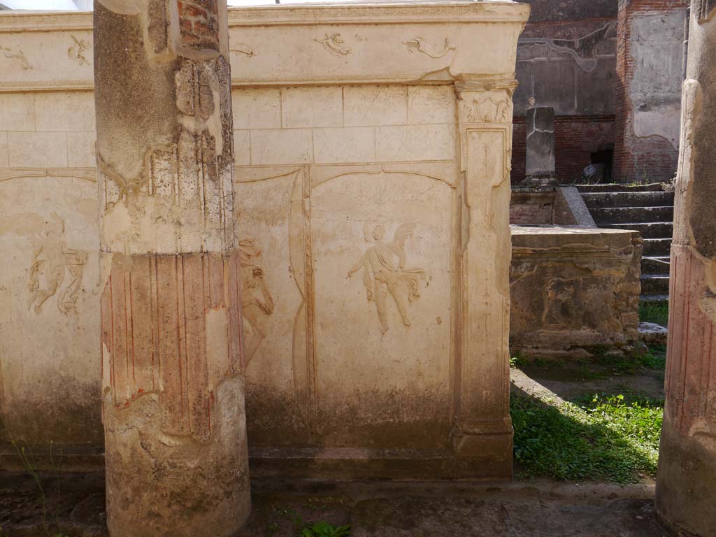VIII.7.28 Pompeii. September 2018. Looking west to stucco decoration on east side of Purgatorium, from east portico.
Foto Anne Kleineberg, ERC Grant 681269 DÉCOR.
