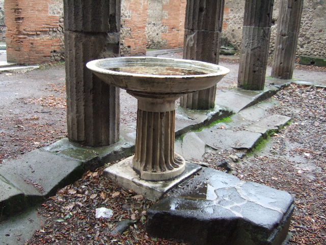 VIII.7.30 Pompeii. December 2005. Fountain on north side, looking east.
