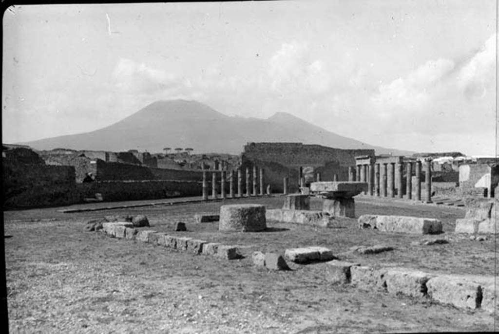 VIII.7.31 Pompeii. Looking north across Doric Temple to Triangular Forum, and Vesuvius. Photo by permission of the Institute of Archaeology, University of Oxford. File name instarchbx208im106 Resource ID. 44431.
