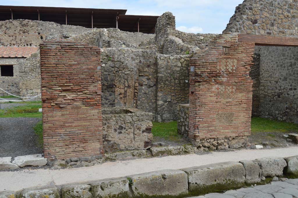 IX.1.13 Pompeii, in centre. March 2018. Looking towards entrance doorway on Via Stabiana.
Foto Taylor Lauritsen, ERC Grant 681269 DCOR.
