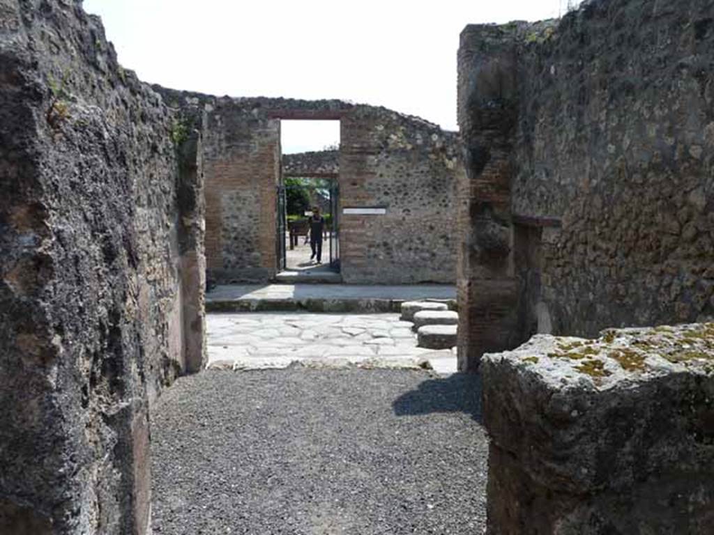 IX.1.24 Pompeii. May 2010. Looking south from doorway of rear room, across front room of shop to Via dellAbbondanza, and to the doorway of  L. Rapinasi Optati.

