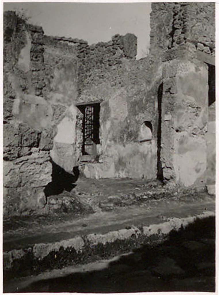 IX.1.25 Pompeii. Pre-1943. Entrance doorway on north side of Via dellAbbondanza. Photo by Tatiana Warscher.
See Warscher, T. Codex Topographicus Pompeianus, IX.1. (1943), Swedish Institute, Rome. (no.142), p. 246.
