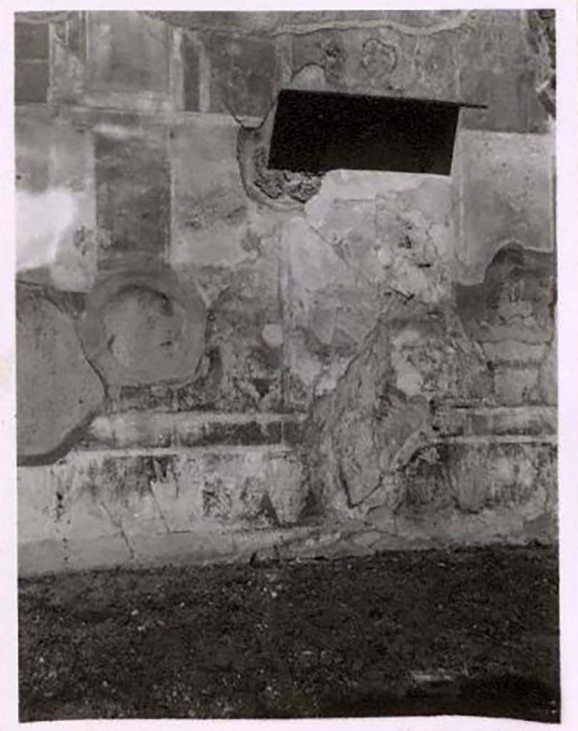 IX.2.16 Pompeii. Pre-1943. North wall of exedra/triclinium. Photo by Tatiana Warscher.
According to Warscher – in the centre of the wall was the painting of the Amazons, today one can only see a trace of the standing hero.
See Warscher, T. Codex Topographicus Pompeianus, IX.2. (1943), Swedish Institute, Rome. (no.57.), p. 131.
