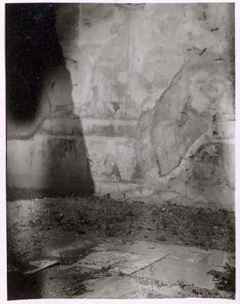 IX.2.16 Pompeii. Pre-1943. Looking north across floor. Photo by Tatiana Warscher.
According to Warscher – the floor in the centre of the room was made from slabs of coloured marble.
See Warscher, T. Codex Topographicus Pompeianus, IX.2. (1943), Swedish Institute, Rome. (no.59.), p. 135.
