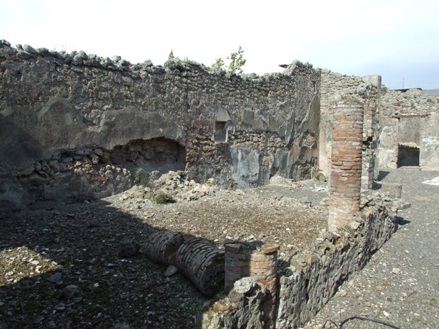 IX.2.18 Pompeii. March 2009.  Room 11. Garden area. Niche on north wall of East Portico area.