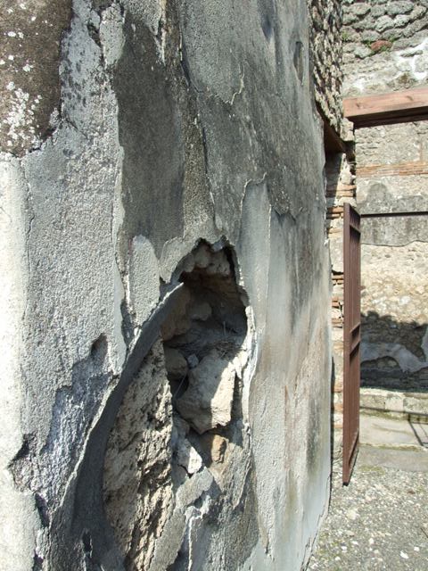 IX.2.18 Pompeii. March 2009.  South wall of entrance corridor.
