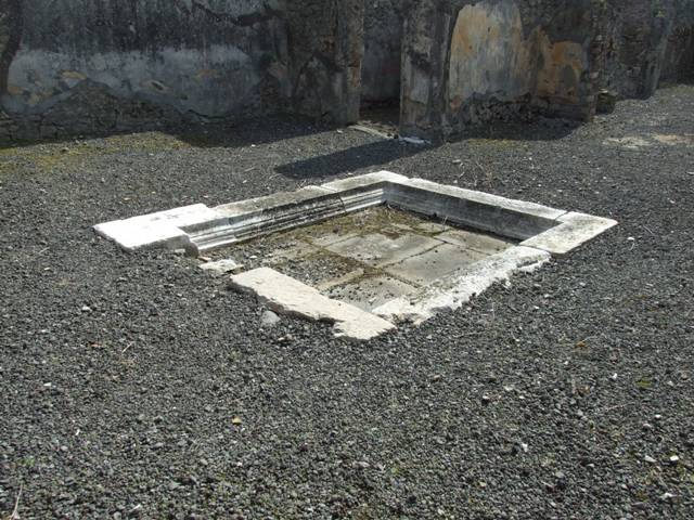 IX.2.18 Pompeii. March 2009.  Room 2.  Cubiculum. East wall, with small window to Vicolo di Tesmo.