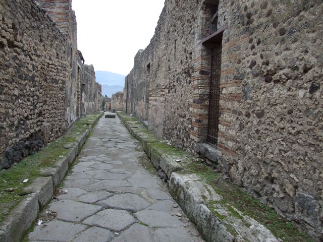 Looking south on Vico di Tesmo with IX.2.19 entrance on the right.