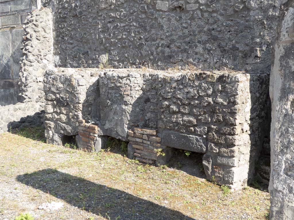 IX.3.2 Pompeii. September 2017. Looking towards three masonry boilers against south wall of former atrium.
Foto Annette Haug, ERC Grant 681269 DÉCOR.

