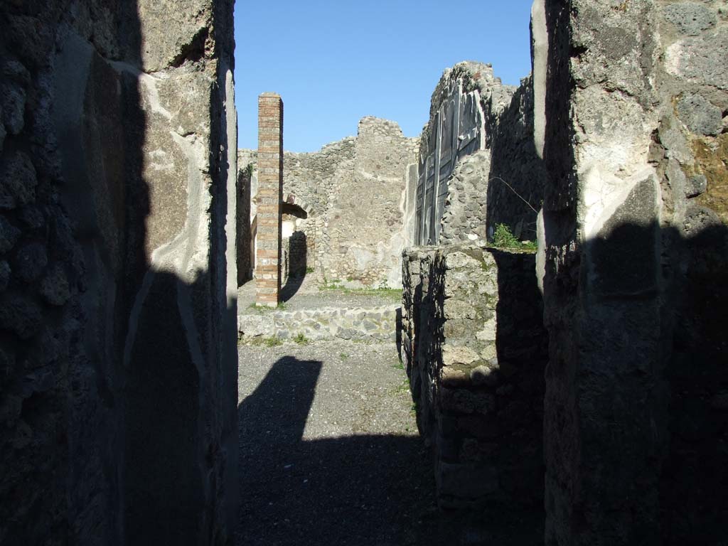 IX.3.2 Pompeii. March 2009. Looking across former atrium to garden area, from doorway of cubiculum on south side of entrance corridor.