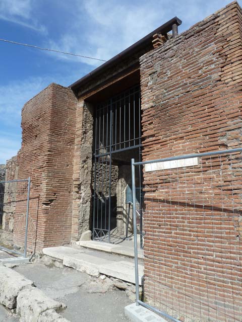 IX.3.5 Pompeii.  May 2005.  Entrance
