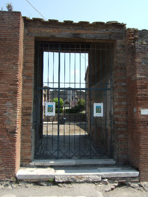 IX.3.5 Pompeii. May 2006.  Entrance fauces.