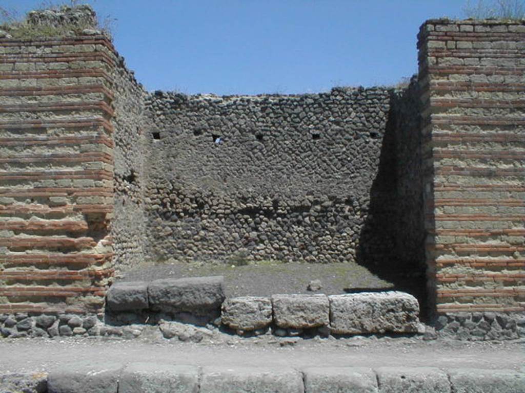 IX.4.3 Pompeii. May 2005. Entrance.
According to Maiuri, three of the shops on the corner of this insula, appear to have had an elevated threshold of at least 0.80m above the floor of the sidewalk and what should have been the original threshold. They clearly distinguish the brickwork/masonry of the above elevation from the original floor of the threshold. In the third taberna (from the corner of the quadrivium) IX.4.3, only one block of the threshold appears located in its place.
See Maiuri, A, (2002): Lultima fase edilizia di Pompei, Arte Tipografica, Naples, (p.75, note 3).
