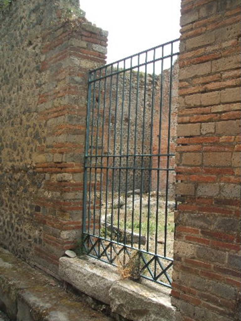 IX.4.16 Pompeii. May 2005. Entrance from Vicolo di Tesmo. Entrance to open area “u”.