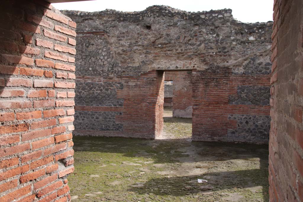 IX.4.18 Pompeii. October 2020. Room “p”, west end of south wall, looking towards doorway to room “q”. Photo courtesy of Klaus Heese.