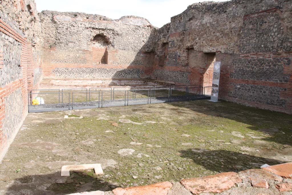 IX.4.18 Pompeii. October 2020. Room “p”, apodyterium or frigidarium, looking towards east wall with recess/niche, with doorway to room “q” on right. 
Photo courtesy of Klaus Heese.
