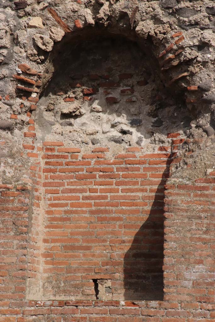 IX.4.18 Pompeii. October 2020. Room “p”, apodyterium or frigidarium, recess/niche in east wall. Photo courtesy of Klaus Heese.
