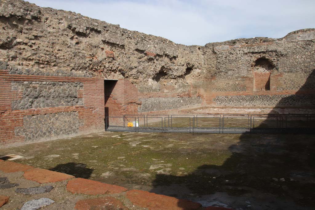 IX.4.18 Pompeii. October 2020. Room “p”, apodyterium or frigidarium, looking towards north wall with doorway to room “i”. Photo courtesy of Klaus Heese.