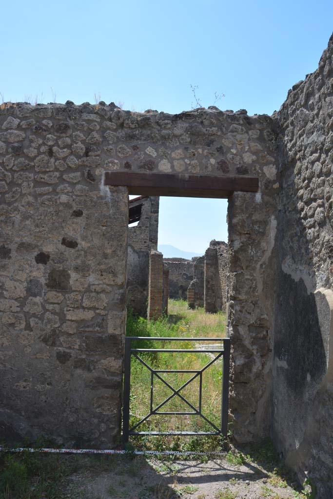 IX.5.3 Pompeii. May 2017. South wall with doorway to atrium of IX.5.2, in south-west corner.
Foto Christian Beck, ERC Grant 681269 DÉCOR.

