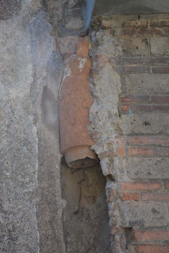 IX.5.5, Pompeii. March 2017. Detail of terracotta downpipe in north-west corner. 
Foto Christian Beck, ERC Grant 681269 DÉCOR.
