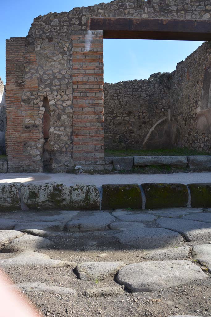 IX.5.7 Pompeii. March 2017. Looking south across Via di Nola towards east side of entrance doorway.
Foto Christian Beck, ERC Grant 681269 DCOR.

