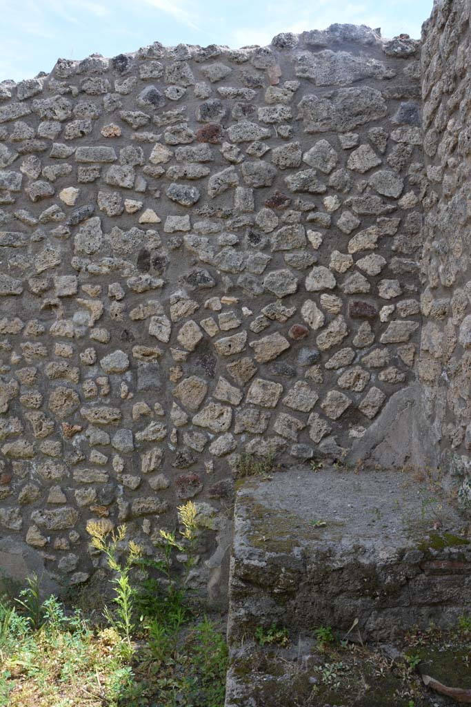 IX.5.7 Pompeii. May 2017. East wall at south end, with base of steps to upper floor.
Foto Christian Beck, ERC Grant 681269 DCOR.
