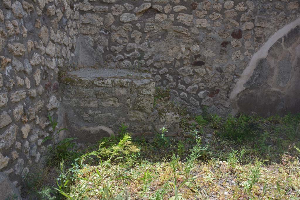IX.5.7 Pompeii. May 2017. Lower south wall at east end, with detail of base of steps.
Foto Christian Beck, ERC Grant 681269 DCOR.
