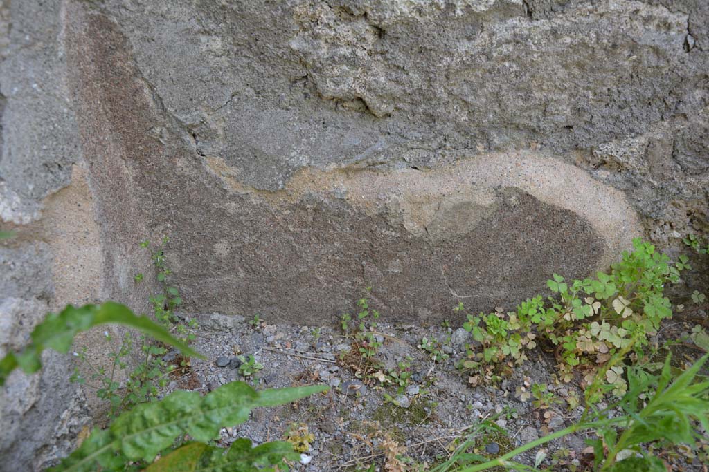 IX.5.7 Pompeii. May 2017. Detail of remaining plaster on north wall on base of steps.
Foto Christian Beck, ERC Grant 681269 DCOR.
