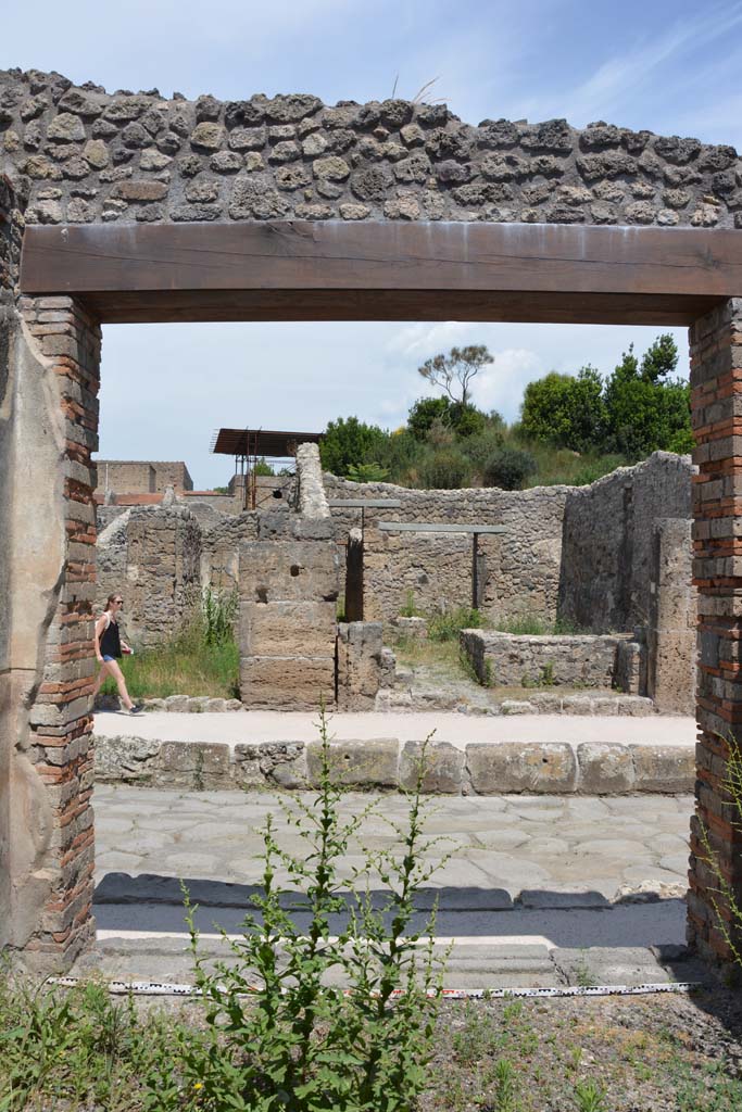 IX.5.7 Pompeii. May 2017. 
Looking north towards entrance doorway and doorway threshold onto Via di Nola.
Foto Christian Beck, ERC Grant 681269 DCOR.
