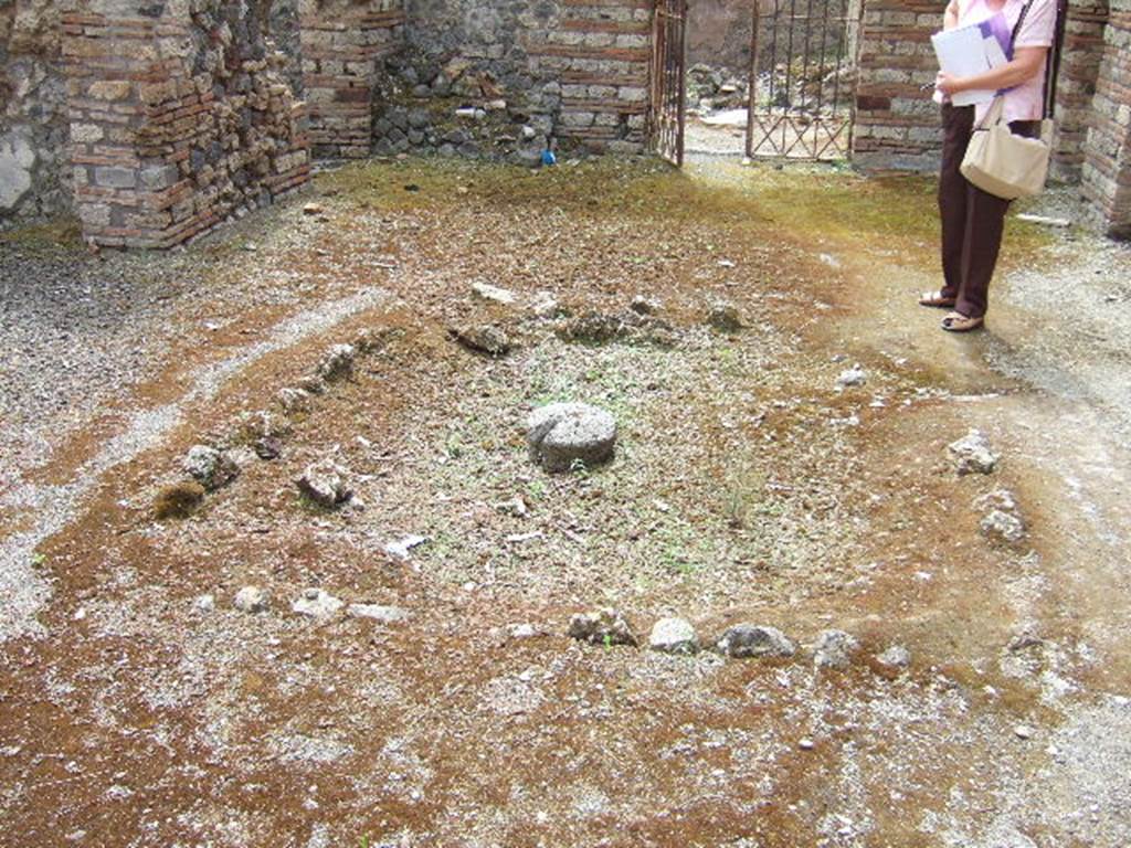 IX.5.16 Pompeii. May 2006. Looking south across atrium a’ and impluvium.
In the top left corner were the remains of a hearth for warming food and drinks, with a doorway to servants room b’.

